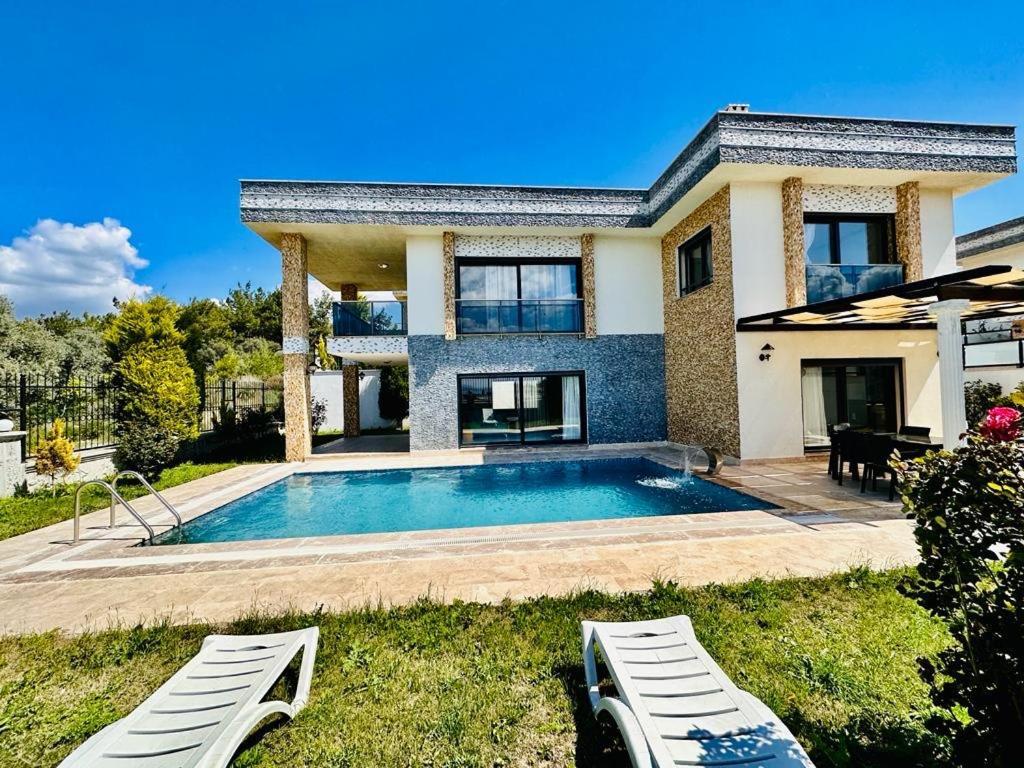 Villa Magnifique Avec Piscine Prive Kuşadası